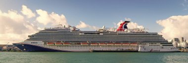 Miami, Florida, ABD - 03 Kasım 2024: Karnaval Horizon yolcu gemisi yolculuğu. Yaz tatilinde gemi turu. Karnaval yolcu gemisi. Gemi turu ve deniz seyahati. Gemi Miami limanından ayrılıyor..