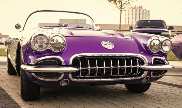 Park Ridge, Illinois, ABD - 22 Ağustos 2024: Chevy Corvette. Otomobil fuarına park edilmiş üstü açık araba, alçak görüş. Chevrolet Corvette C1 1961 retro araba. Chevrolet Corvette C1 'in üstü açık arabası..