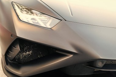 Miami, Florida, ABD - 19 Aralık 2024: Lamborghini Huracan EVO 'nun spor arabası. Lamborghini Huracan 'ın siyah arabası açık hava, açık görüş. 2021 Lamborghini Huracan EVO üstü açık spor araba.