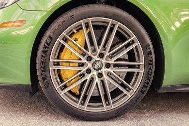 Miami, Florida, ABD - 20 Aralık 2024: Porsche Panamera 2019 Gran Turismo spor fastback otomobil. Porsche Panamera 'nın lüks arabası. Porsche Panamera 'nın arabası dışarıda park edilmiş. Porsche Panamera, tekerlek manzaralı.