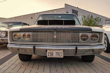 Park Ridge, Illinois, ABD - 21 Ağustos 2024: 1967 Dodge Coronet retro otomobilinin önüne park edilmiş beyaz siyah araba. 1967 model Dodge Coronet. Klasik 1967 Dodge Coronet