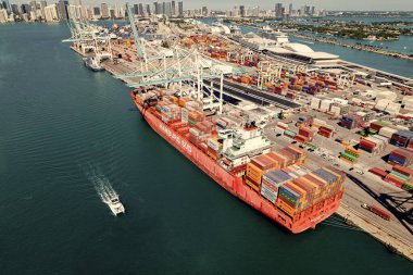 Miami, Florida, ABD - 20 Mart 2025: Kargo gemisi. Miami limanı. Konteyner ihracat gemisi. Kargo Hamburg Sud konteynır hizmetleri Miami 'de, hava manzaralı. Kargo gemisinde nakliye konteynırı.