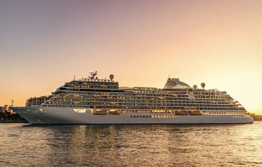 Miami, Florida, ABD - 07 Aralık 2024: Naip yedi deniz yolculuğu. Gemi turu. Gemi limandan ayrılıyor. Yedi deniz Grandeur yolcu gemisi yolculuğu. Yaz tatilinde gemi turu. Lüks bir tatil..