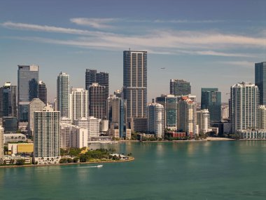 Miami Panoraması. Miami şehir merkezindeki Brickell Key 'deki modern gökdelenin havadan görünüşü. Miami 'nin silüeti. Brickell şehir merkezi. Modern şehir binası ve gökdelen. Şehir merkezi ufuk çizgisi.