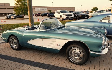 Park Ridge, Illinois, ABD - 22 Ağustos 2024 Chevrolet Corvette C1 'in üstü açık arabası. Chevy Corvette. Dönüştürülebilir araba otomobil fuarına park edilmiş, köşe manzaralı. 1958 Chevrolet Corvette C1 retro araba.