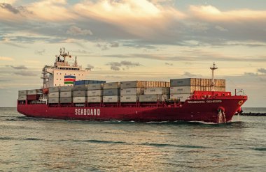 Miami, Florida, ABD - 3 Ocak 2025: Miami 'deki Seaboard Genesis kargo gemisi. Yük konteynırı kargo gemisine yüklendi. Hava görüntülü kargo gemisi limana giriyor. Konteyner gemisi.