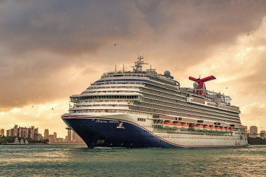 Miami, Florida, ABD - 16 Aralık 2024 Yaz Tatili Seyahati. Karnaval yolcu gemisi. Gemi turu ve deniz seyahati. Gemi Miami limanından ayrılıyor. Seyahat ediyorum. Karnaval Horizon gemi yolculuğu..