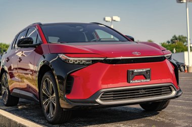 Park Ridge, Illinois, ABD - 16 Ağustos 2024: Toyota bZ4X 2023 elektrik geçişi. Toyota bZ4X 'in lüks elektrikli aracı. Toyota BZ4X 'in arabası dışarıda park edilmiş. Toyota bZ4X kırmızı renk, köşe görünümü.
