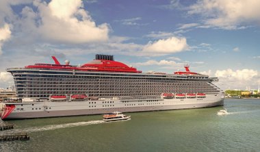 Hava manzaralı lüks yolcu gemisi yolculuğu. Gemi limandan ayrılıyor. Miami turu. Gemi seyahati. Yaz tatilinde hava seyahati. Gemi turu. Seyahat macerası. Lüks gemi.