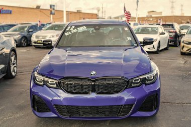 Park Ridge, Illinois, ABD - 17 Ağustos 2024: 2020 BMW M340 arabası. BMW M340 model lüks mavi bir araba. BMW M340 'ın arabası dışarıda park edilmiş. BMW M340, ön görünüm.
