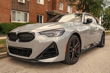 Park Ridge, Illinois, ABD - 18 Ağustos 2024: 2022 BMW M240 otomobil. BMW M240 model lüks bir araba. BMW M240 'ın arabası dışarıda park edilmiş. BMW M240, köşe görünümü.