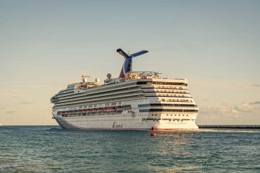 Miami, Florida, ABD - 24 Aralık 2024: Karnaval Gündoğumu yolcu gemisi yolculuğu. Yaz tatilinde gemi turu. Karnaval yolcu gemisi. Gemi turu ve deniz seyahati. Gemi Miami limanından ayrılıyor..
