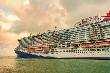 Miami, Florida, ABD - 16 Aralık 2024: Karnaval yolcu gemisi yolculuğu. Yaz tatilinde gemi turu. Karnaval yolcu gemisi. Gemi turu ve deniz seyahati. Gemi Miami sahil limanından ayrılıyor..