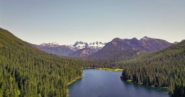Cooper gölü ve dağ manzarası. Cooper Gölü 'nün dağ ve orman manzarası. Doğa manzarası. Washington 'daki Cooper Gölü. Cooper Gölü 'nün popüler doğa yürüyüşü. Büyüleyici ormanlık.