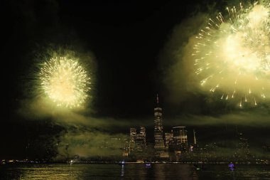 New York Manhattan havai fişekleri arifesinde. Manhattan 'da havai fişekler. New York 4 Temmuz Havai fişekleri. Flashing Fireworks ile New York City Skyline Manhattan. Bağımsızlık Günü