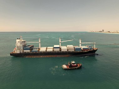 Miami, Florida, ABD - 20 Mart 2025: Kargo Seaboard konteynır gemisi, hava manzaralı. Yük konteynırı kargo gemisi ve römorkör. Kargo gemisi. Miami limanı. Konteynır Monrovia gemisi.