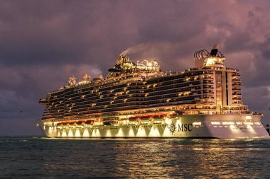 Miami, Florida, ABD - 16 Aralık 2024 MSC yolcu gemisi. Gemi turu ve deniz seyahati. Gün batımında aydınlatılmış gemi. MSC Sahil Yolcu Gemisi Yolculuğu. Yaz tatilinde gezmek.