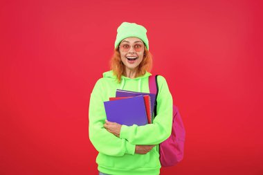 Bilgi toplama günü. Üniversitede eğitim. Pembe üzerine izole kadın. 1 Eylül. Bilgi ve eğitim. Okul eğitimi. Öğrenci hayatı. Üniversitedeki kadın öğrenci. Okula dönelim. Öğrenci Konseyi.