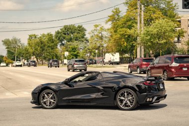 Park Ridge, Illinois, ABD - 29 Ağustos 2024 Chevrolet Corvette 'in üstü açık lüks arabası. Chevrolet Corvette 'in arabası yolda. Chevrolet Corvette, yan görüş. 2023 Chevrolet Corvette üstü açık araba..