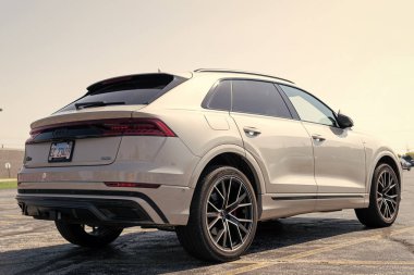 Park Ridge, Illinois, ABD - 29 Ağustos 2024: Audi Q8 2021 çapraz arazi aracı. Audi Q8 SUV tipinde lüks bir araba. Audi Q8 'in arabası dışarıda park edilmiş. Audi Q8, köşe görünümü.