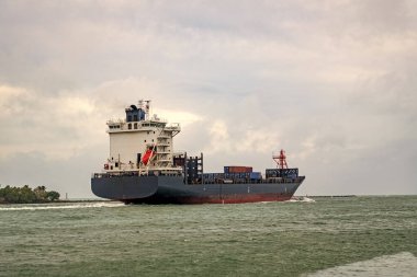 Kargo gemisi denizde, hava manzaralı. Yük konteynırı kargo gemisine yüklendi. Hava görüntülü kargo gemisi limana giriyor. Kargo işi. Konteyner gemisi. Nakliye lojistiği. Ticari nakliye.