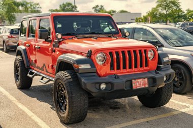 Park Ridge, Illinois, ABD - 17 Ağustos 2024: 2018 Jeep Wrangler SUV. Jeep Wrangler SUV tipi lüks bir SUV. Jeep Wrangler 'ın arabası dışarıda park edilmiş. Jeep Wrangler, köşe manzaralı..