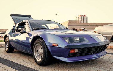 Park Ridge, Illinois, ABD - 22 Ağustos 2024: Renault Alpine A310 V6. Renault Alpleri 'nin mavi arabası. Renault Alpleri açık havada. Spor araba otomobil fuarına park edilmiş, köşe manzaralı..