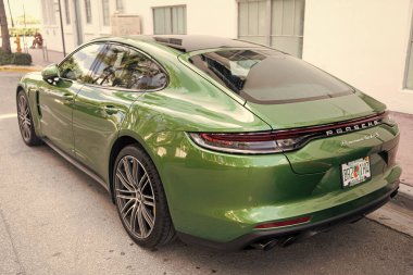 Miami, Florida, ABD - 20 Aralık 2024: Porsche Panamera 2019 Gran Turismo spor fastback otomobil. Porsche Panamera 'nın lüks arabası. Porsche Panamera 'nın arabası dışarıda park edilmiş. Porsche Panamera, köşe görünümü.