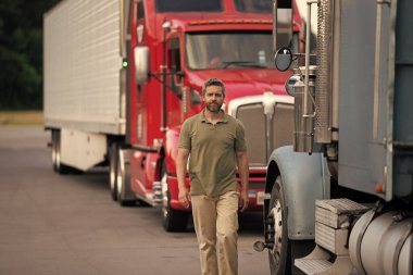 Yarı kamyon aracı. Kamyon şoförü. Ulaşım endüstrisi. Erkek sürücü kamyonu. Kamyon şoförü. Kamyon sahibi. Nakliye araçları. Kamyonetin önündeki İspanyol adam. Ticari taşıma.