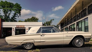 Park Ridge, Illinois, ABD - 29 Ağustos 2024: Ford Thunderbird 1964 retro araba. Ford Thunderbird 'ün lüks retro arabası. Ford Thunderbird 'ün arabası dışarıda park edilmiş. Ford Thunderbird, yan görünüm.