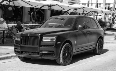 Miami, Florida, ABD - 06 Aralık 2024 Rolls Royce Cullinan 2024 çapraz otomobil. Rolls Royce Cullinan 'ın çapraz arabası. Araba Rolls Royce Cullinan dışarı park etmiş. Rolls Royce Cullinan, köşe manzaralı..