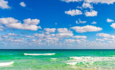 Deniz manzarası cenneti. Okyanus sahilinde gün doğumu. Yaz tatilinde gün batımı deniz manzarası. Deniz bulutlu gökyüzü ile ufuk çizgisi. Denizde sakin bir ufuk. Romantik yaz tatili deniz manzarası. Sessiz sahil.