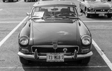 Chicago, Illinois, ABD - 08 Eylül 2024: MG MGB spor araba üstü açılabilir, ön görüş. Retro kırmızı spor yara izi. Üstü açık MG MGB arabası. Chicago 'da MG MGB