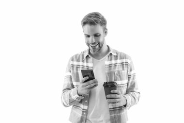 İnternette sohbet ediyoruz. Akıllı telefondan mesaj atan adam. Telefon görüşmesi. Mobil iletişim. Kahve molasında iletişim. Akıllı telefondan mesaj atan adam beyazda izole edilmiş. Millennial Man mesaj iletmek için telefon kullanıyor.