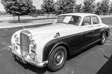 Chicago, Illinois, ABD - 08 Eylül 2024: Bentley S1 Continental retro araç, köşe görüş. Retro araba. Klasik Bentley S1 Continental araba. Chicago 'da Bentley S1 Continental
