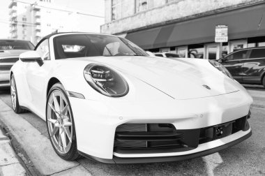 Miami, Florida, ABD - 23 Kasım 2020 Porsche 911 Carrera 4S üstü açık spor araba. Porsche Carrera 4S tipi spor araba. Porsche Carrera 'nın arabası dışarıda park edilmiş. Porsche 911 Carrera, köşe manzaralı.