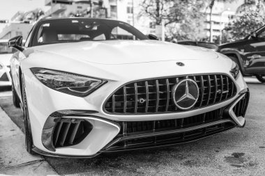 Miami, Florida, ABD - 23 Kasım 2024 Mercedes Benz R232 spor arabası. Mercedes Benz R232 'nin lüks spor arabası. Mercedes Benz 'in arabası dışarıda park edilmiş. Mercedes Benz R232, köşe manzaralı..