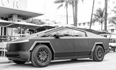 Miami, Florida, ABD - 06 Aralık 2024 Tesla Cybertruck elektrikli kamyonet vagonu. Tesla Cybertruck 'ın siyah elektrikli arabası. Tesla Cybertruck 'ın arabası dışarıda park edilmiş. Tesla Cybertruck, yan görüş.