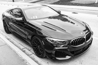 Miami, Florida, ABD - 10 Aralık 2024: siyah 2019 BMW M850 Gran Turismo arabası. BMW M850 Gran Turismo tipi lüks bir araba. BMW M850 'nin arabası dışarıda park edilmiş. BMW M850, köşe görünümü.