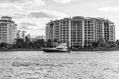 Teknesi olan Miami Kanalı. Fisher Adası konut binası ve lüks yat teknesi. Miami Fisher Adası 'nın manzarası. Marinaya yüzen bir tekne. Fisher Adası 'nda lüks bir yat teknesi. Yaz tatili.