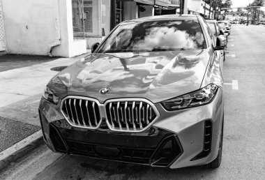 Miami, Florida, ABD - 16 Kasım 2024: 2025 BMW X6 çapraz otomobil. BMW X6 tipi lüks bir çapraz araba. BMW X6 'nın arabası dışarıda park edilmiş. BMW X6, köşe görünümü.