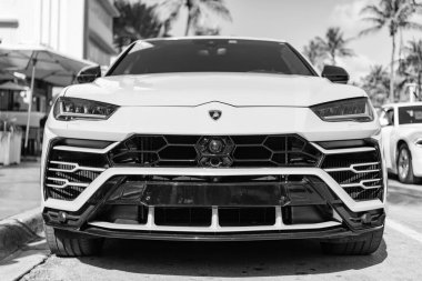 Miami, Florida, ABD - 22 Aralık 2024: Sarı Lamborghini Urus 2019 SUV arabası. Lamborghini Urus tipi lüks bir araba. Lamborghini Urus 'un arabası dışarıda park edilmiş. Lamborghini Urus, köşe manzaralı..