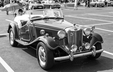 Chicago, Illinois, ABD - 08 Eylül 2024: MG T tipi spor araba üstü açılabilir, köşe manzaralı. Retro kırmızı spor yara izi. Üstü açık MG T tipi araba. Chicago 'da MG T Tipi