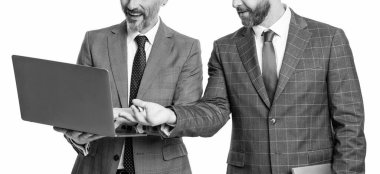 Programcı işadamı, beyaz üzerinde izole edilmiş çevik iş için çevrimiçi bilgisayar kullanıyor.