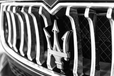 Miami, Florida, ABD - 17 Aralık 2024: Black 2014 Maserati Ghibli spor yara izi. Maserati Ghibli 'nin lüks spor arabası. Maserati Ghibli 'nin arabası dışarıda park edilmiş. Maserati Ghibli, köşe görünümü.