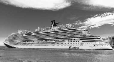 Miami, Florida, ABD - 9 Haziran 2024 Yaz Tatili Seyahati. Karnaval yolcu gemisi. Denizlerde gemi turu. Gemi Miami sahil limanından ayrılıyor. Karnaval Horizon yolcu gemisi yolculuğu. Lüks yolculuk..