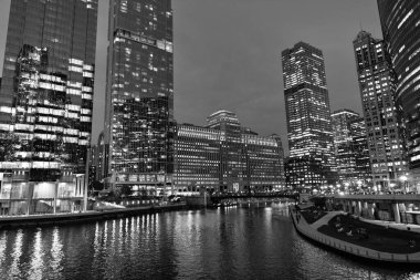 Chicago gökdelen binasının gece manzarası. Chicago gökdelenin mimarisi. Şehir gecesi aydınlatılmış bina. Gökdelen şehir manzarası. Chicago 'nun gece şehri. İş şehri.