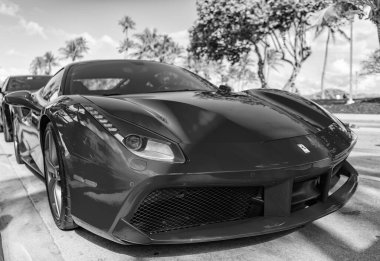 Miami, Florida, ABD - 22 Aralık 2024: 2016 Kırmızı Ferrari 488 GTB Gran Turismo Berlinetta supercar. Lüks araba Ferrari Berlinetta. Araba Ferrari Berlinetta açık havada. Ferrari Berlinetta, köşe görüş..