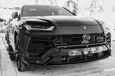 Miami, Florida, ABD - 23 Kasım 2024: Mavi Lamborghini Urus 2020 SUV spor yara izi. Lamborghini Urus tipi lüks bir spor araba. Lamborghini Urus dışarıda park etmiş. Lamborghini Urus, alçak köşe manzaralı..
