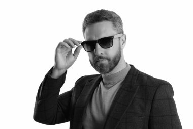 Erkekler için moda. Ceket ve güneş gözlüğü takan kendinden emin bir iş adamı. Erkek modası. Beyaz tenli şık bir adam. Yakışıklı İspanyol adam modayı takip ediyor. Zamansız çağrı.